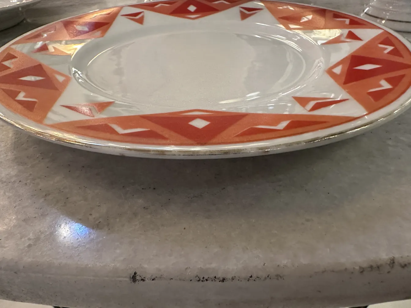 Conjunto de chá antigo Volkstedt com padrões coloridos na mesa.
