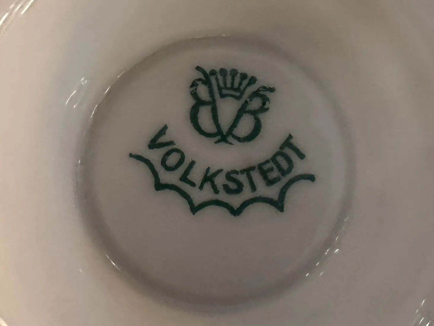 Conjunto de chá antigo Volkstedt com padrões coloridos na mesa.