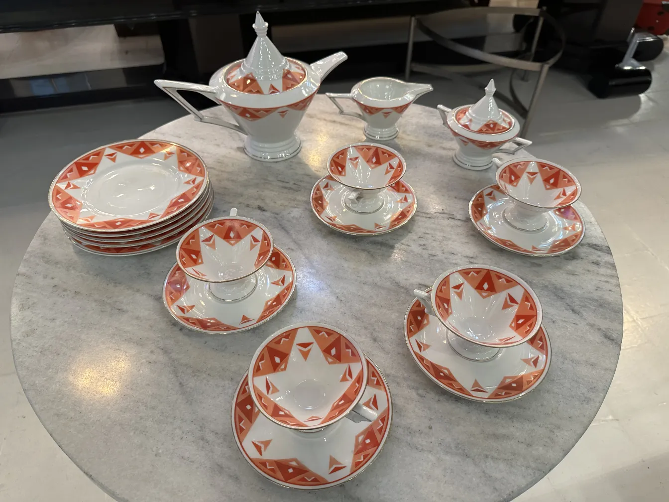Service à thé ancien Volkstedt avec motifs colorés sur la table.