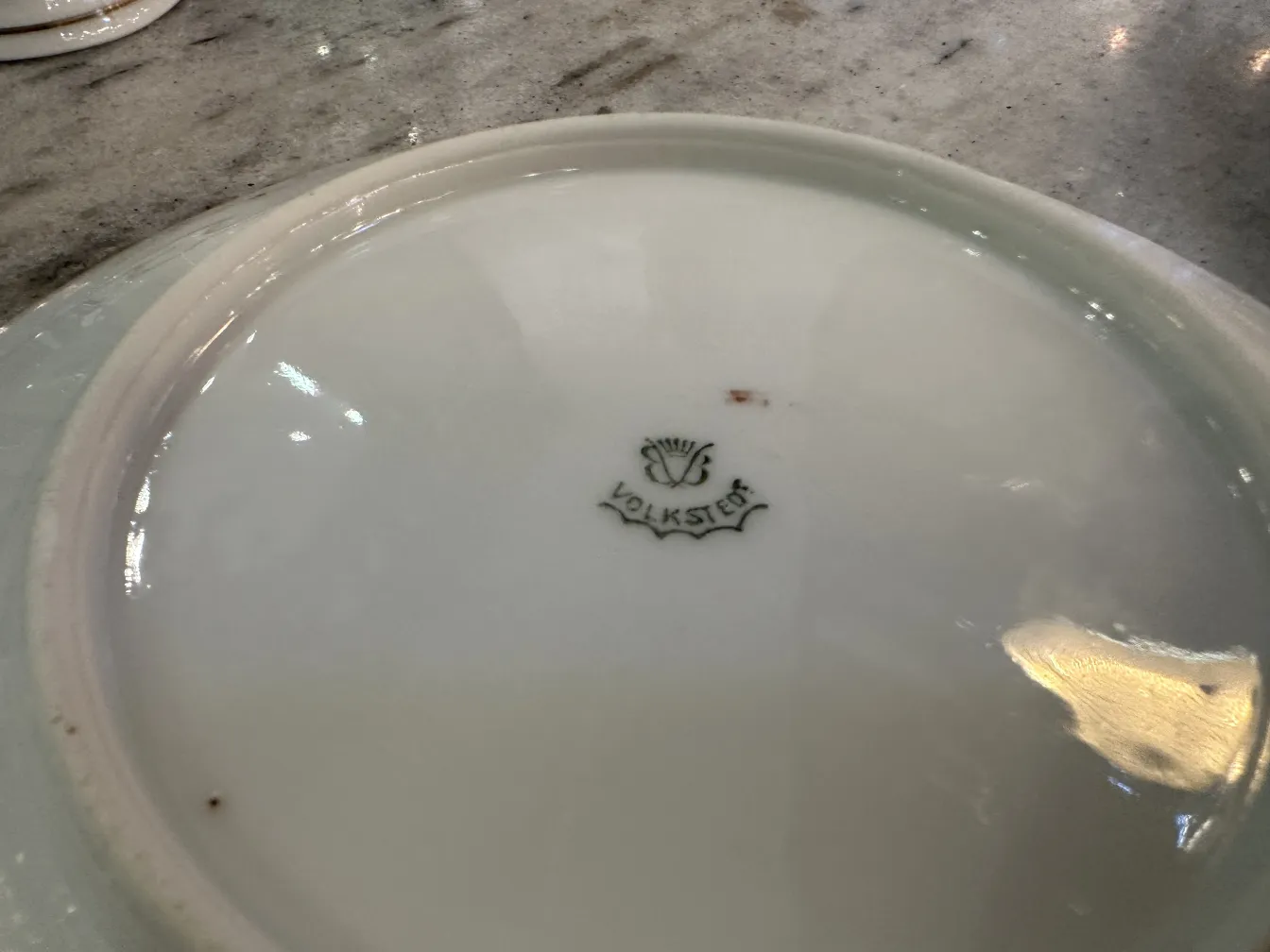 Juego de té antiguo Volkstedt con patrones coloridos en la mesa.