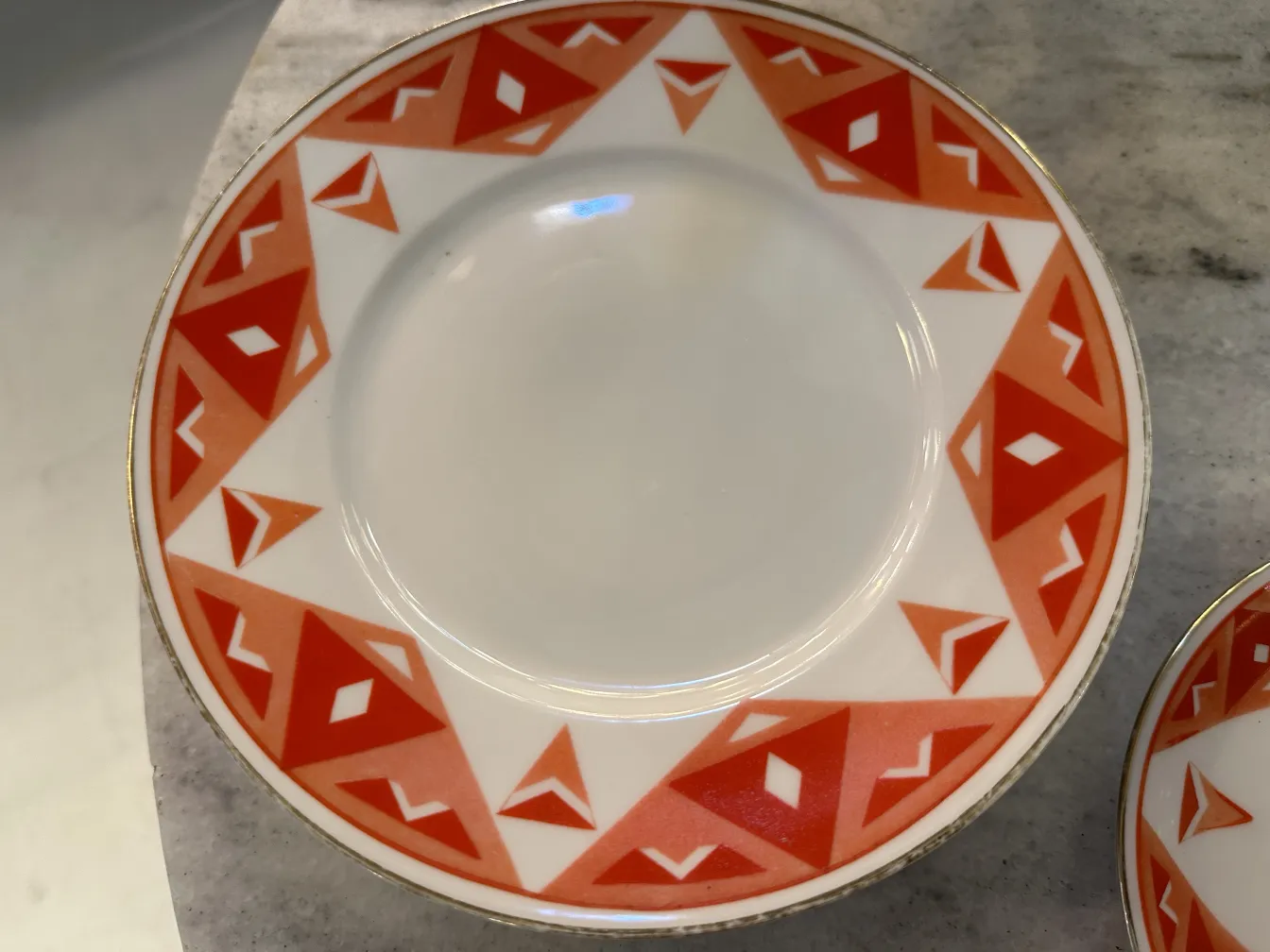 Service à thé ancien Volkstedt avec motifs colorés sur la table.