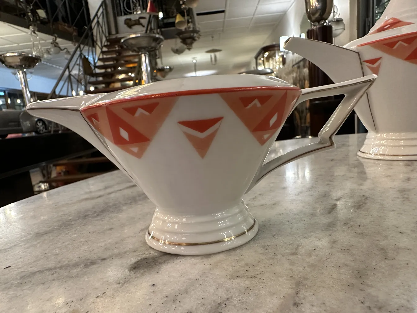 Conjunto de chá antigo Volkstedt com padrões coloridos na mesa.