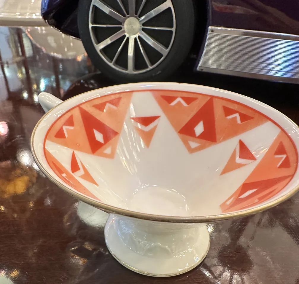 Service à thé ancien Volkstedt avec motifs colorés sur la table.