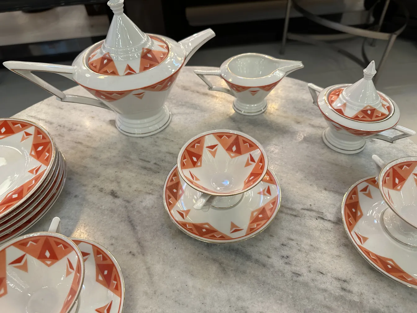 Service à thé ancien Volkstedt avec motifs colorés sur la table.