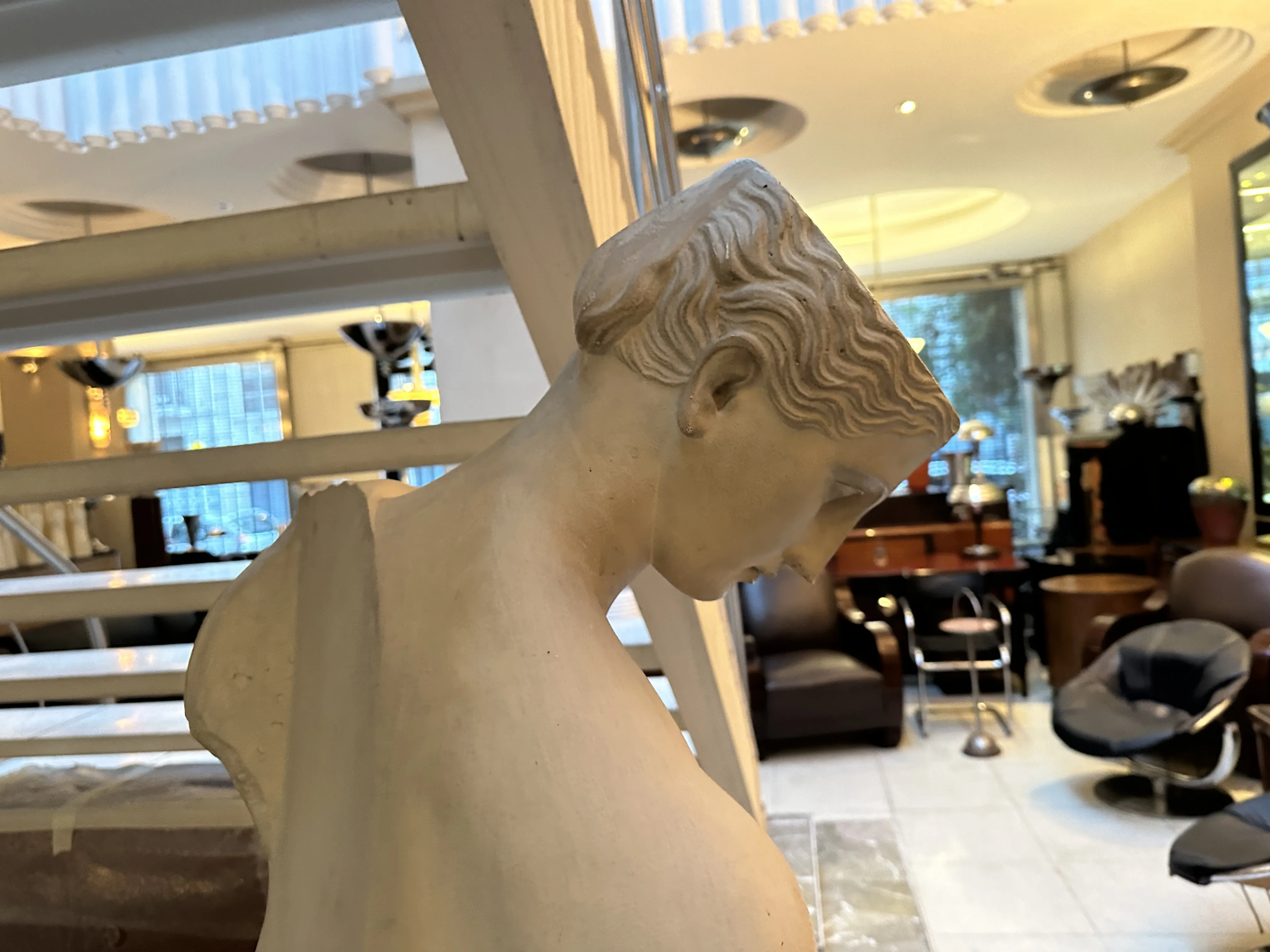 sculpture ancienne de figure féminine contemplative à l'intérieur