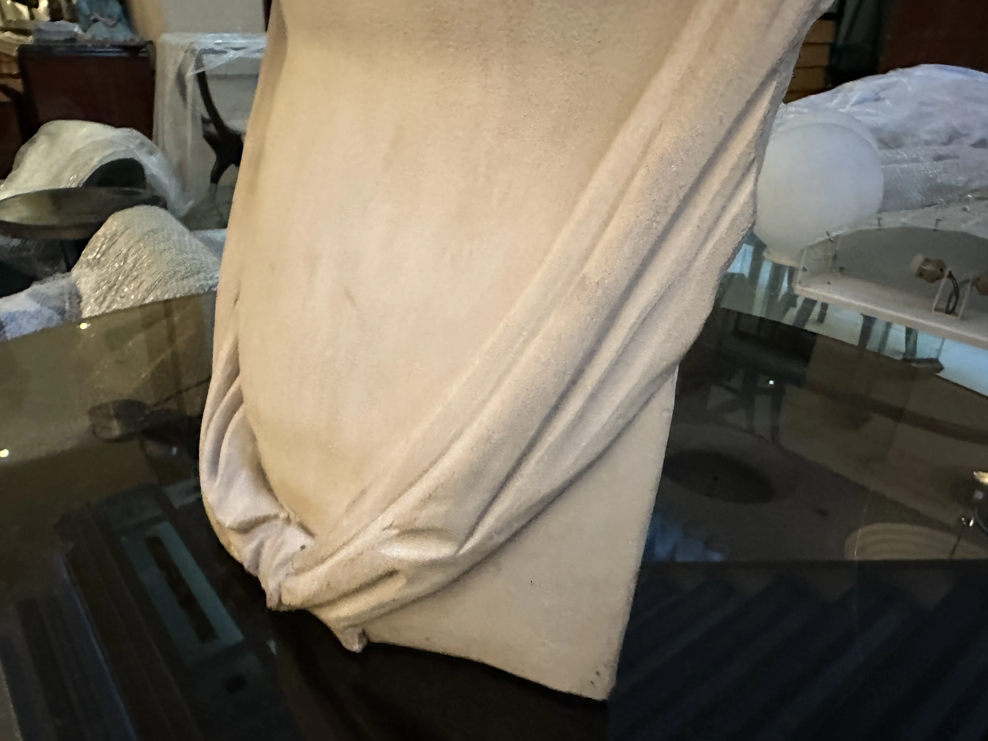 scultura antica che mostra dettagli drappeggiati