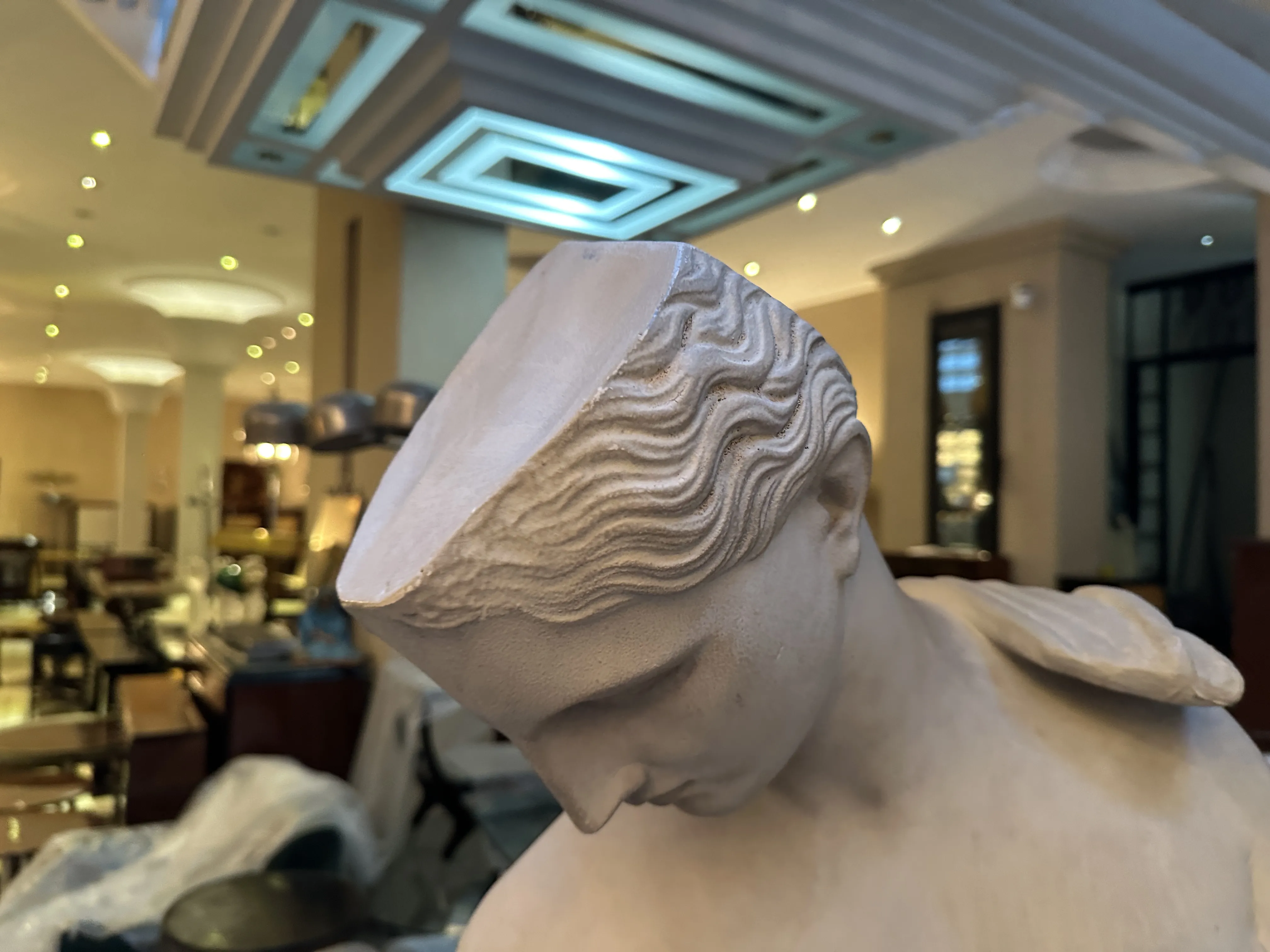 escultura antigua con figura en perfil