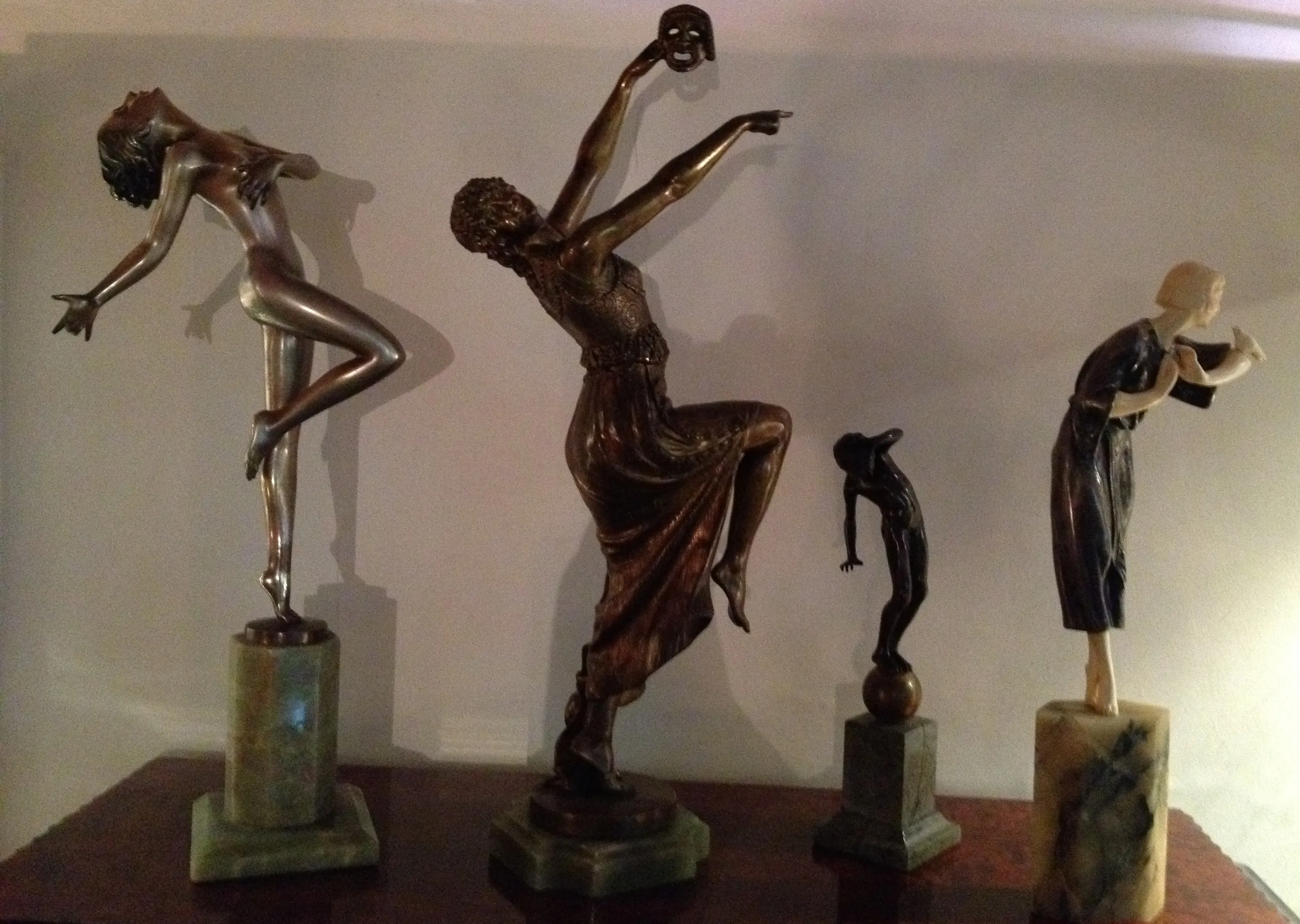 Exibição de escultura antiga com várias figuras em detalhes