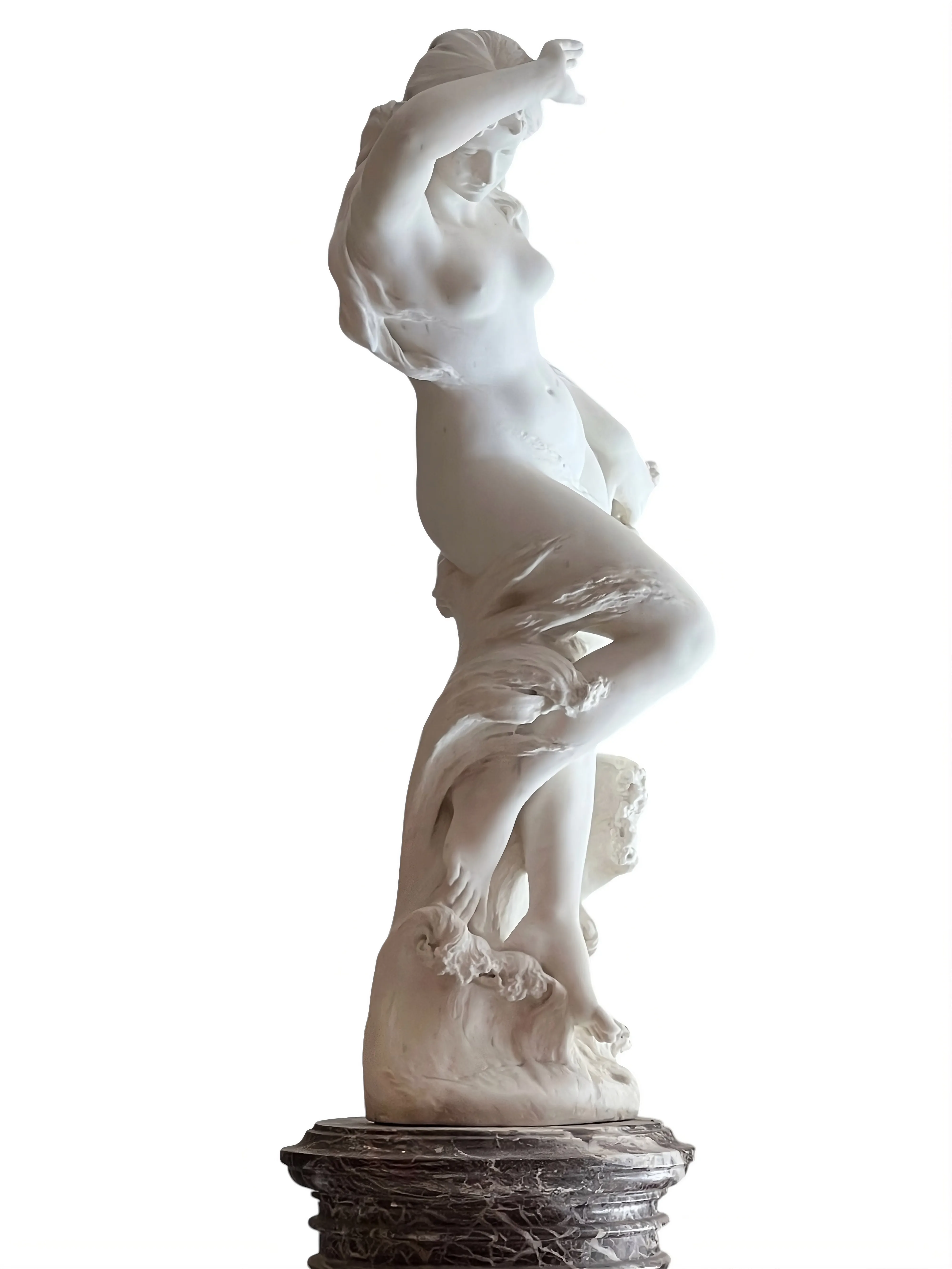 linda escultura antiga de Antonio piazza com detalhes delicados e pose elegante