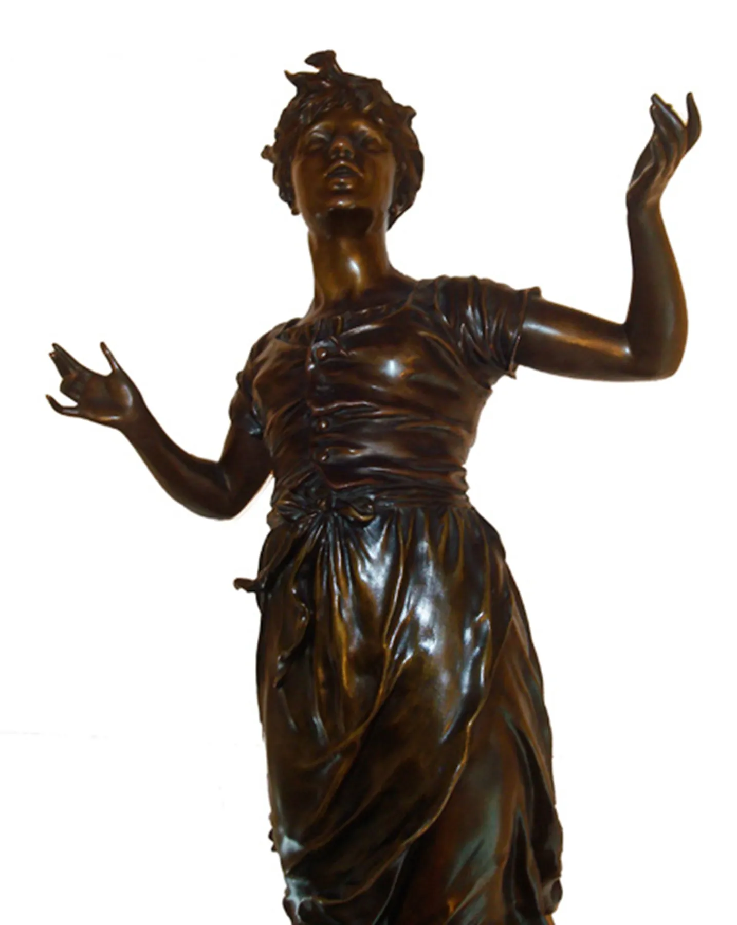 sculpture ancienne représentant une figure féminine avec les bras levés