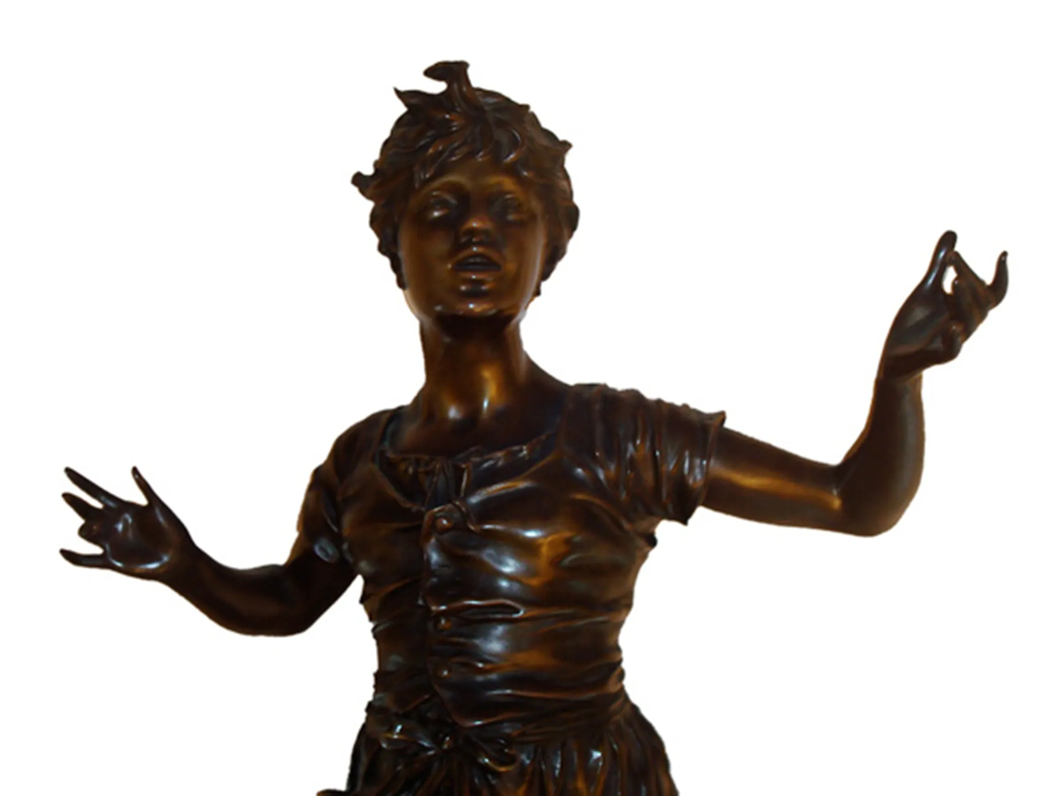 escultura antigua representando una figura en movimiento, gestos elegantes
