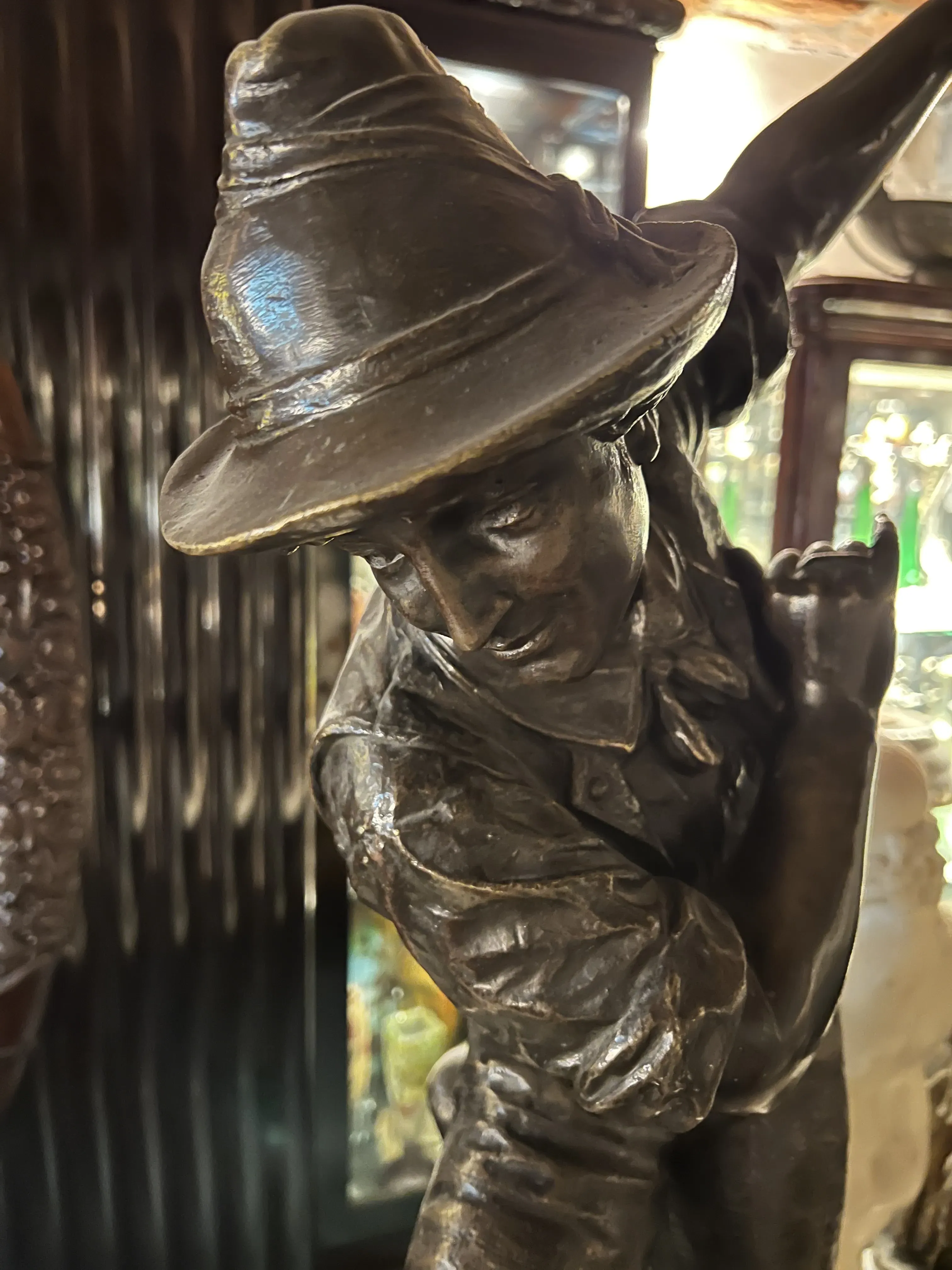 scultura antica con figura maschile in cappello