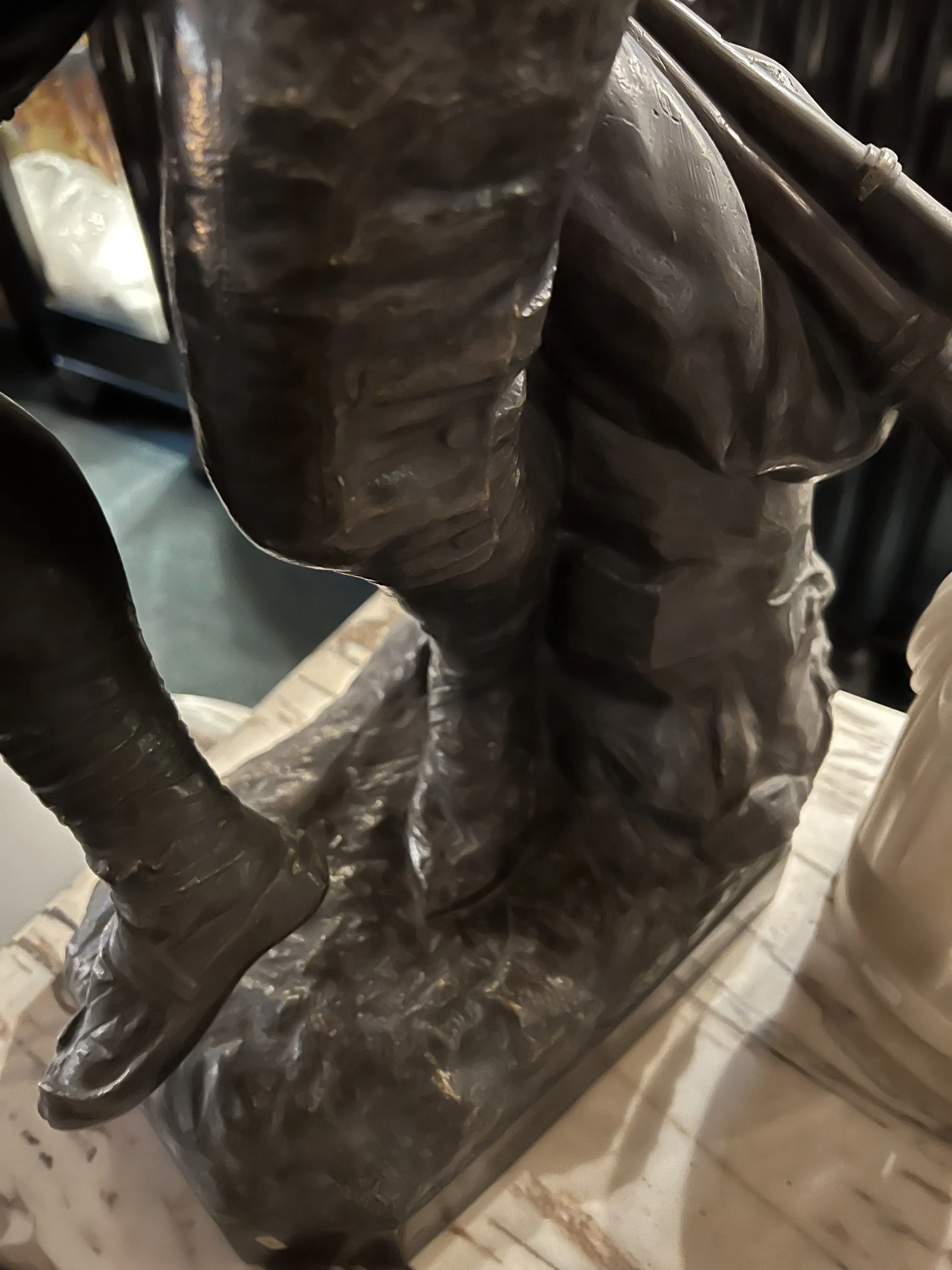 details einer antiken skulptur mit dekorativem fuß