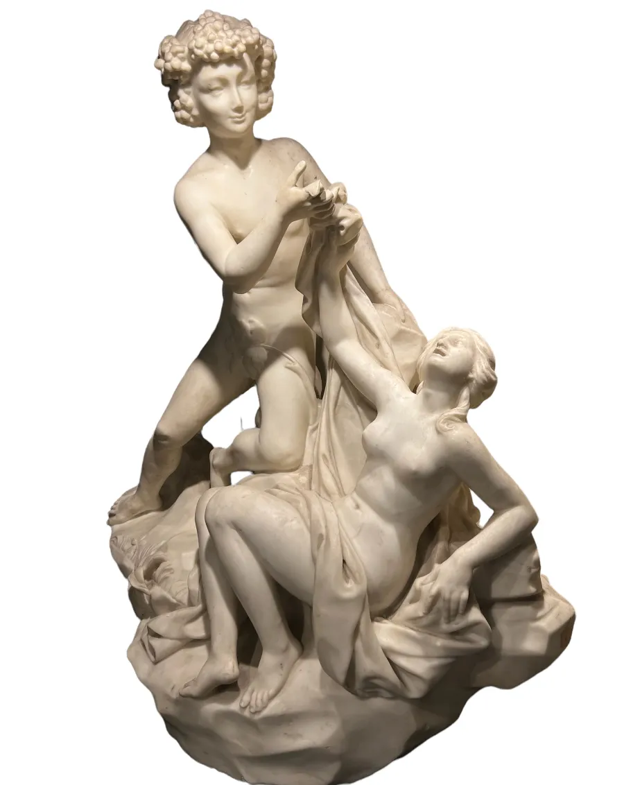 scultura antica di due figure umane in azione