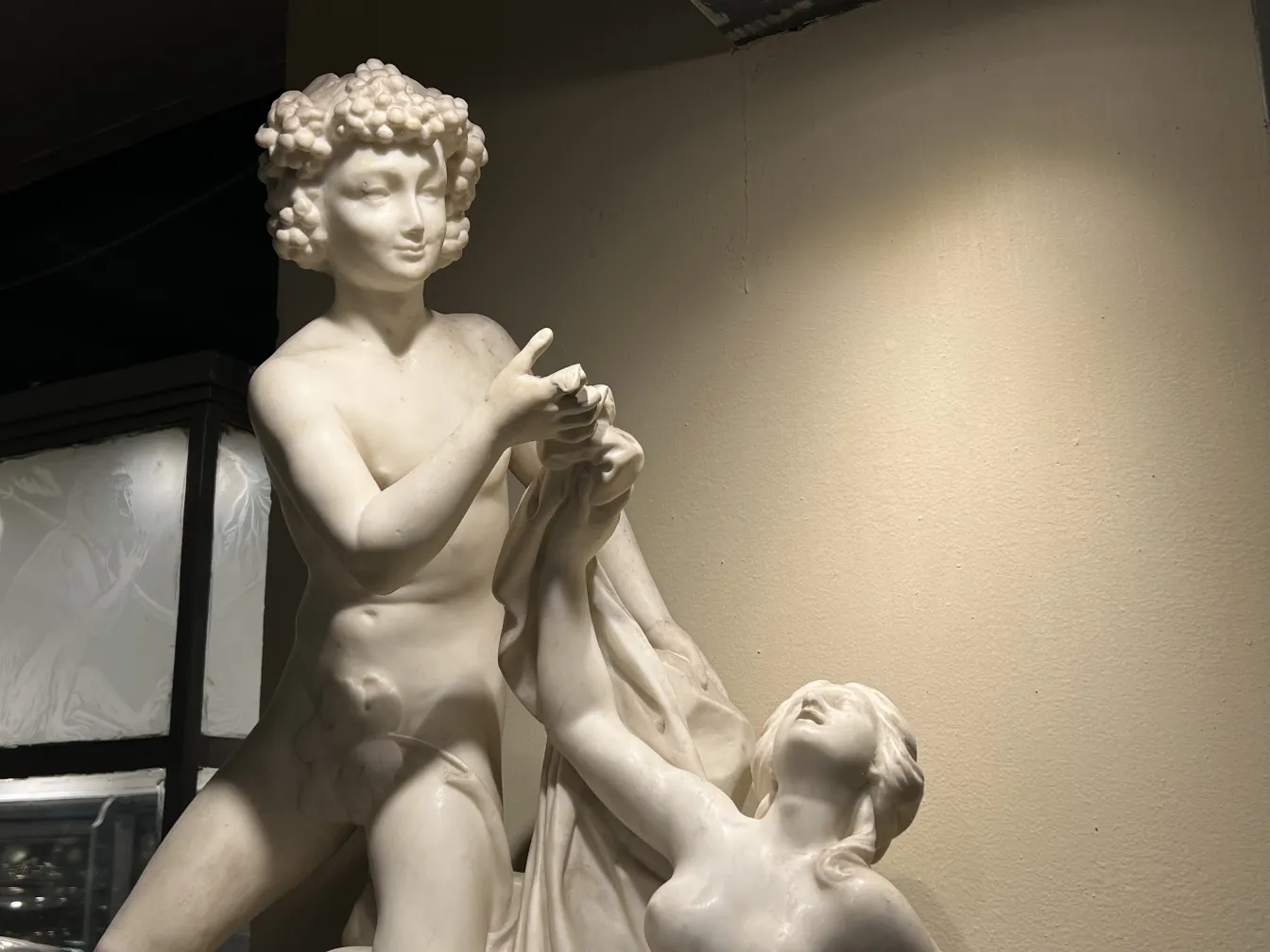 escultura antiga de duas figuras humanas em ação