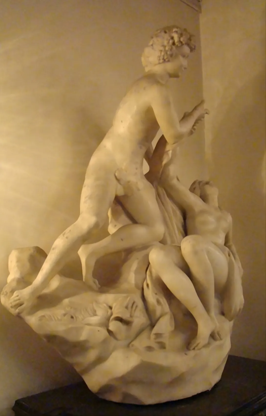 escultura antigua de dos figuras humanas en acción