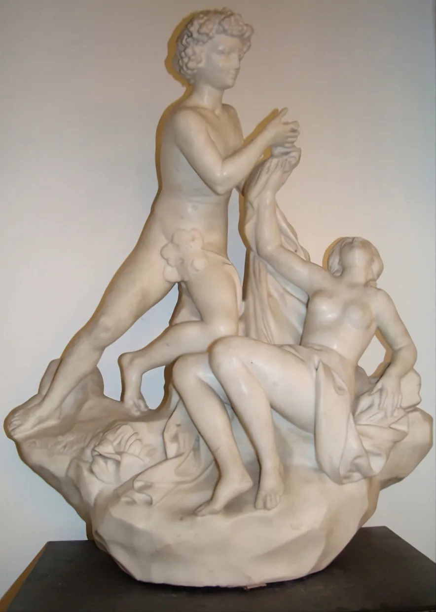 scultura antica di due figure umane in azione