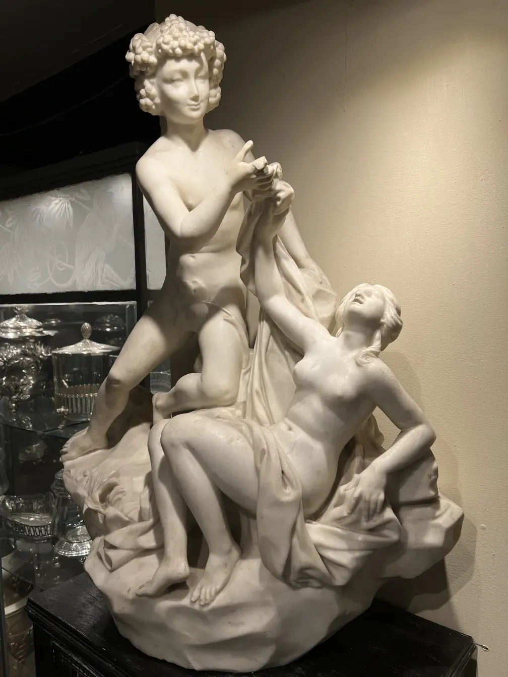 escultura antigua de dos figuras humanas en acción