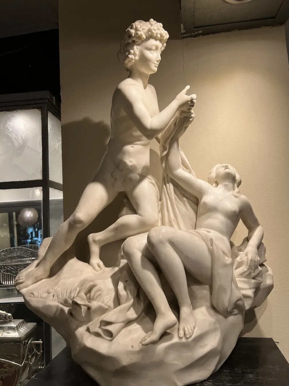 scultura antica di due figure umane in azione
