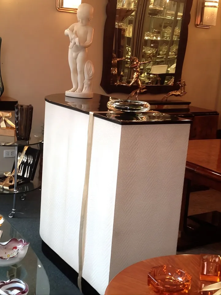 escultura antiga de uma criança segurando um pássaro