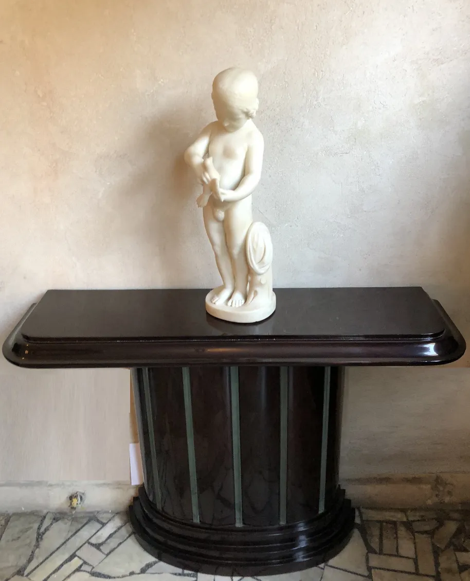 escultura antiga de uma criança segurando um pássaro