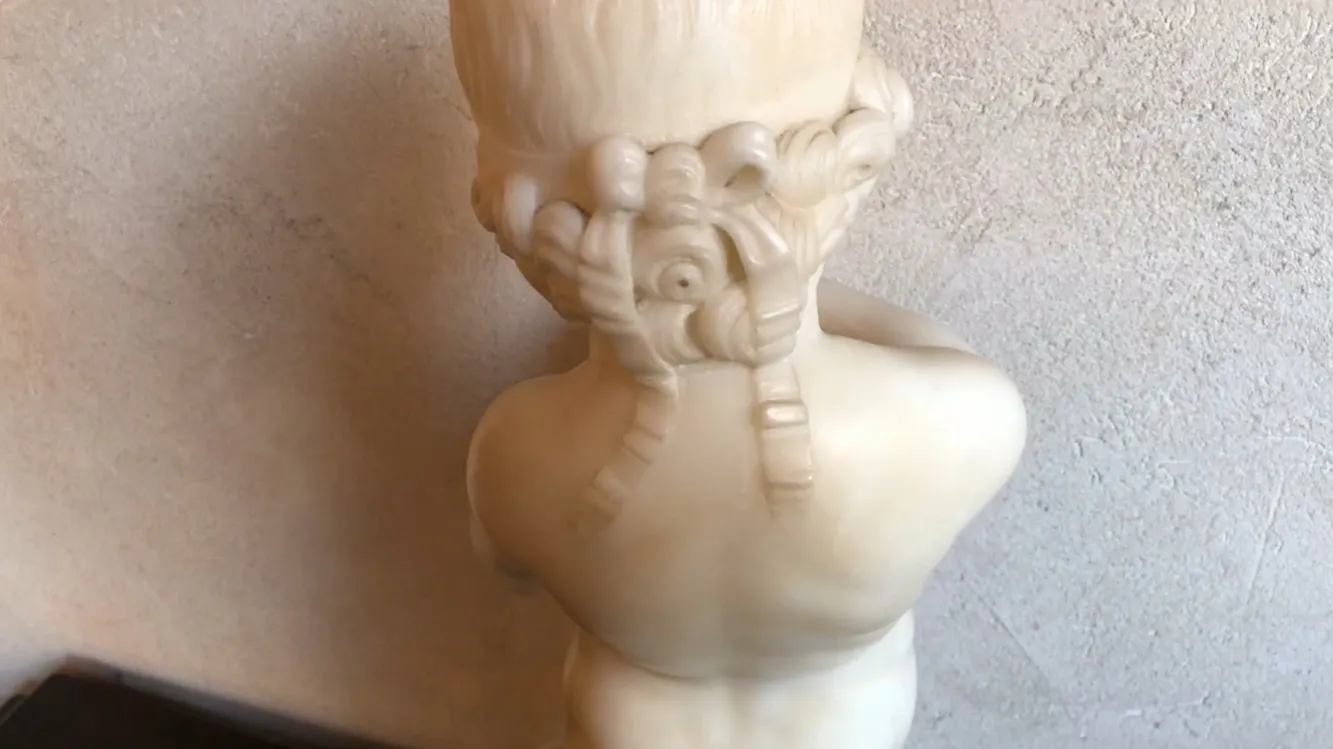 escultura antiga de uma criança segurando um pássaro