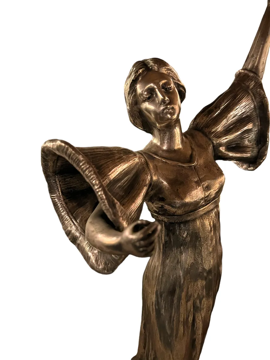 Scultura antica di una donna con maniche dettagliate