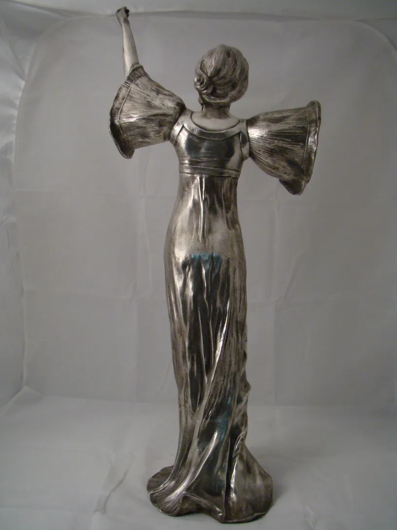 scultura antica di una figura femminile con braccia aperte