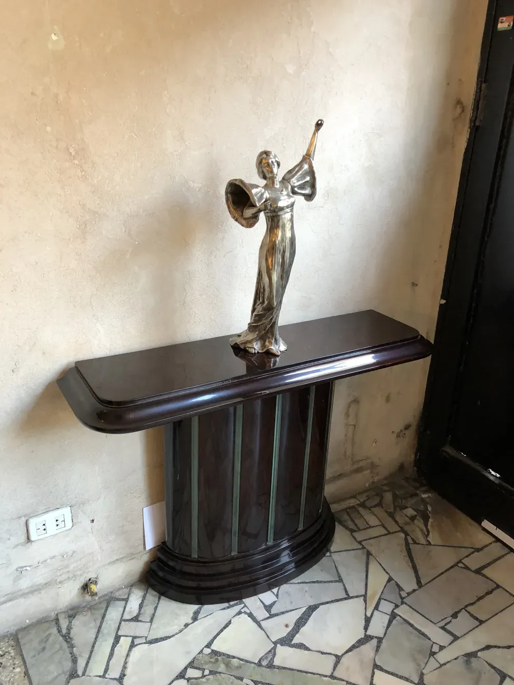 escultura antiga de figura feminina em ambiente clássico