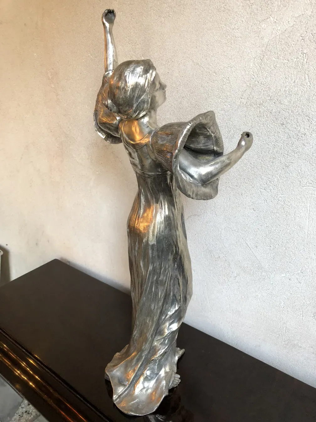 sculpture ancienne de figure féminine avec des détails élaborés