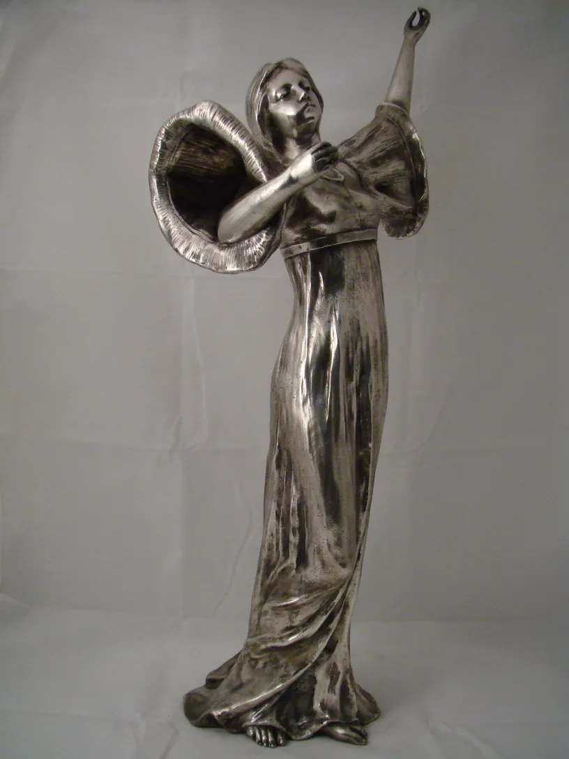 sculpture ancienne de figure féminine avec robe drapée