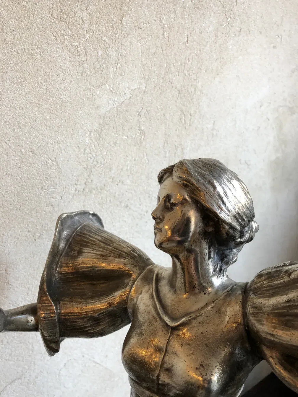 escultura antigua de una figura femenina elegante