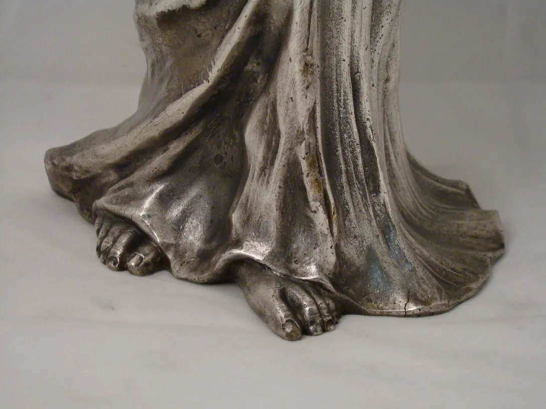 scultura antica con rappresentazione dettagliata dei piedi