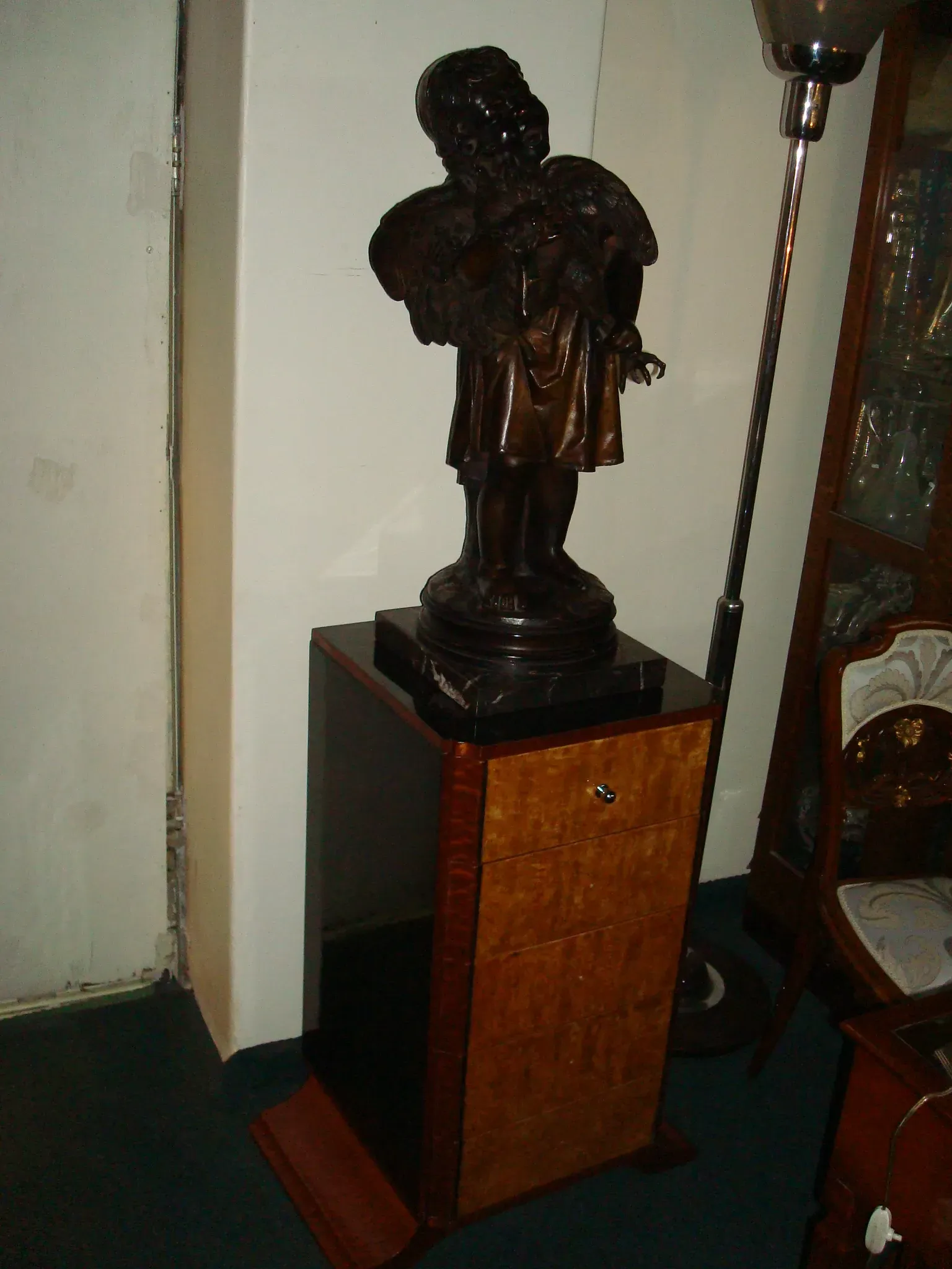 जटिल विवरणों वाली प्राचीन मूर्ति Susse freres foundry से, एक क्‍लासिक वातावरण में