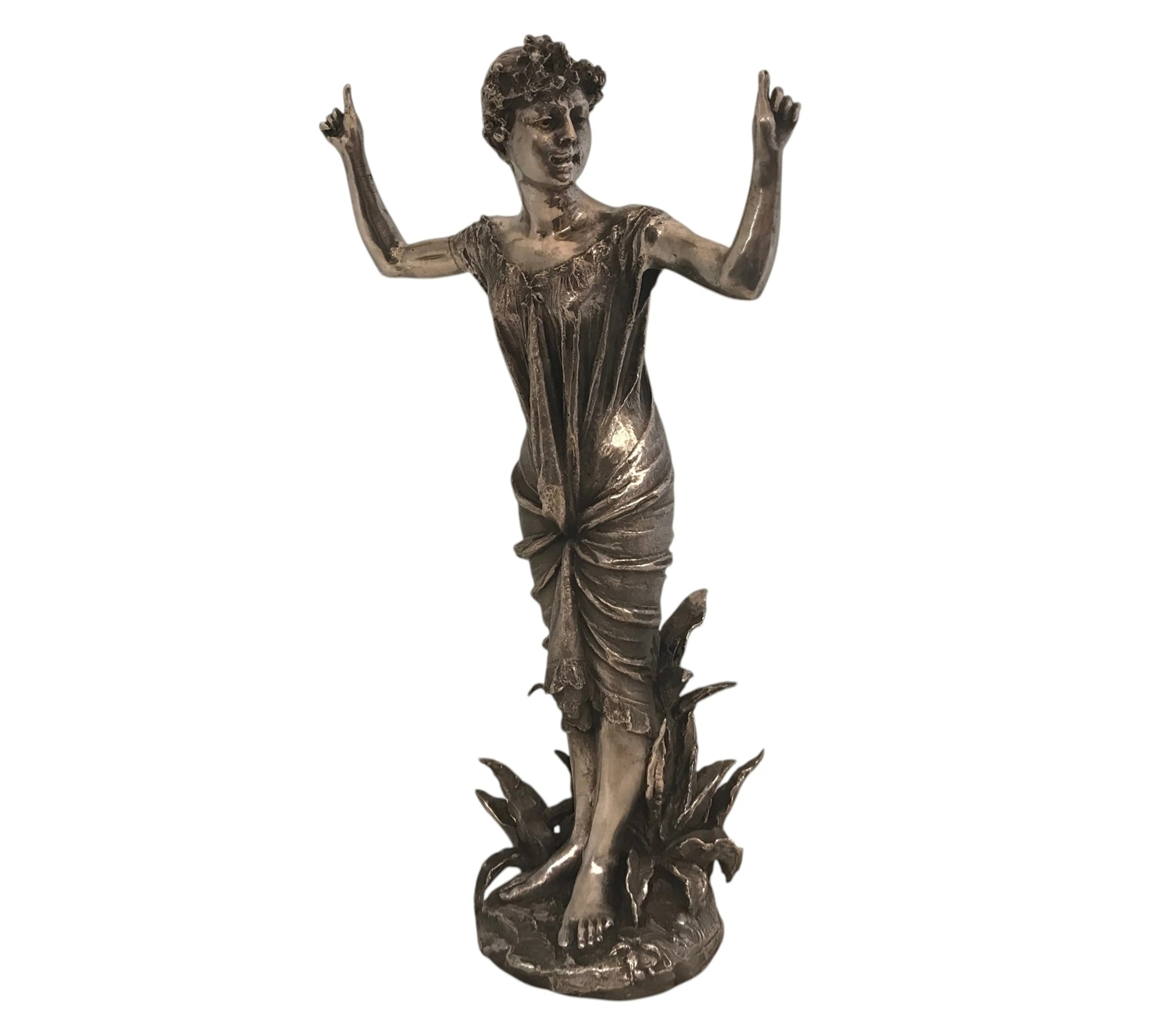 sculpture antique d'une figure féminine en mouvement avec des détails