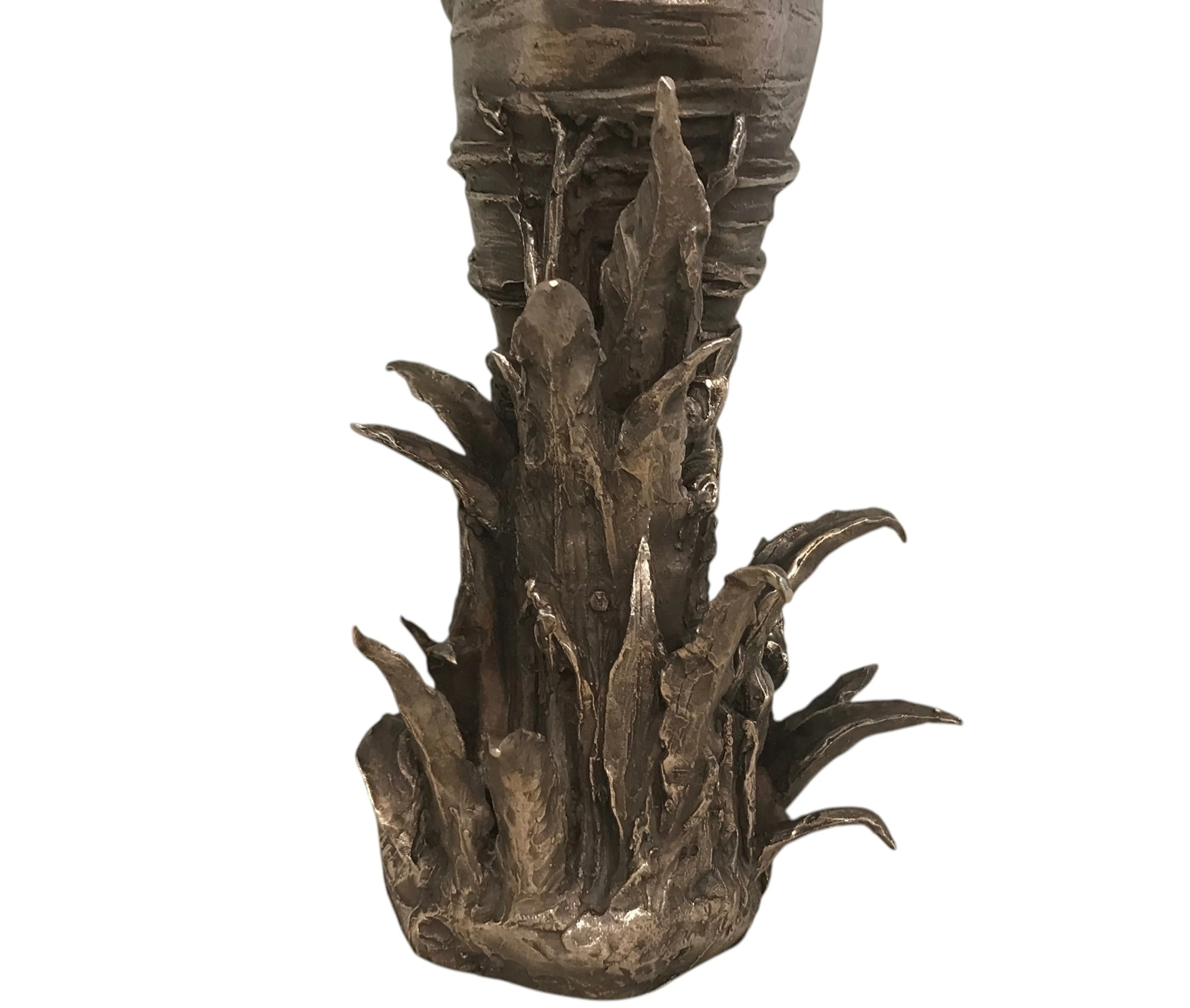 Escultura antiga com detalhes naturais na base.