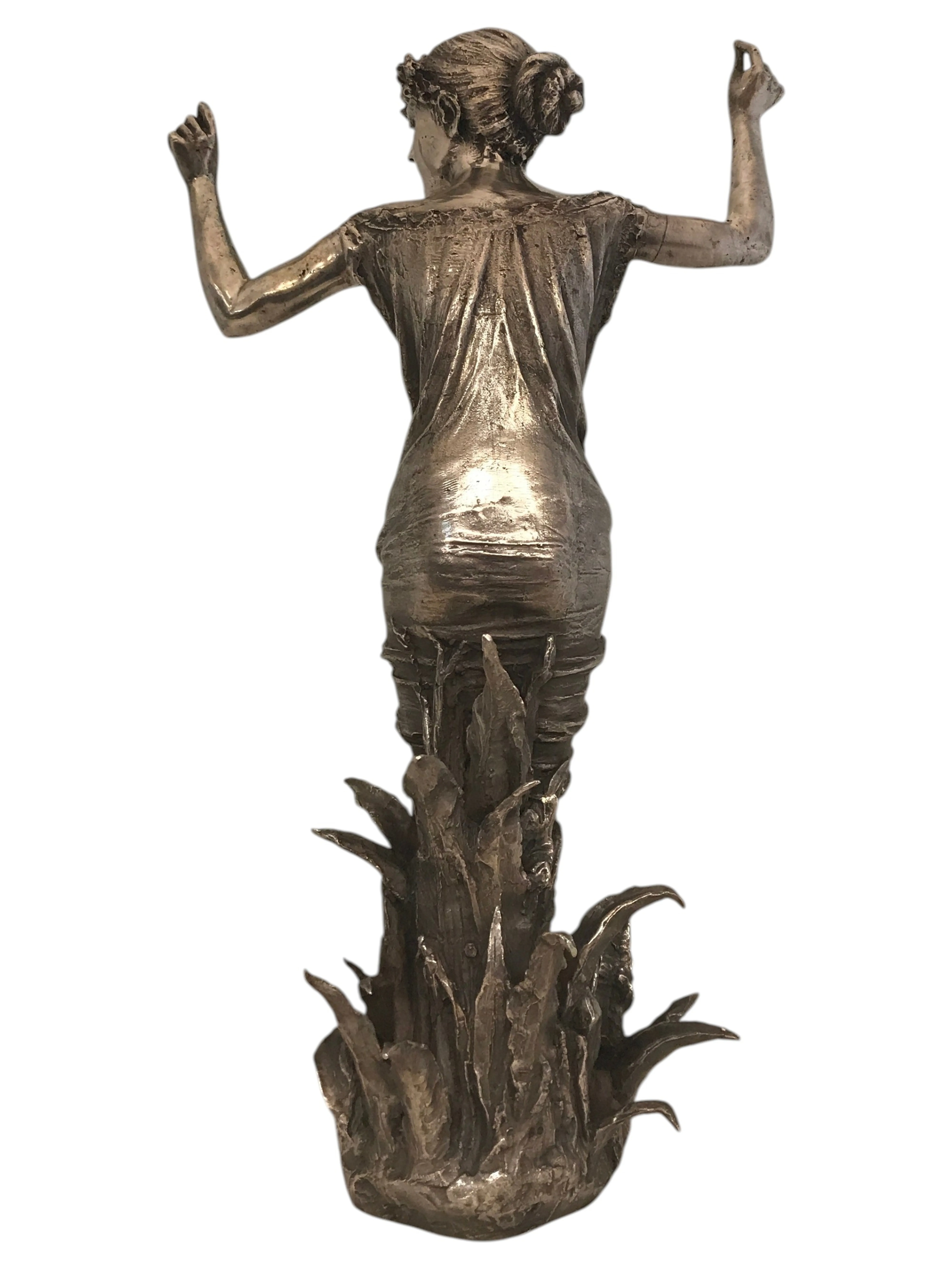 escultura antiga de figura feminina em ambiente natural