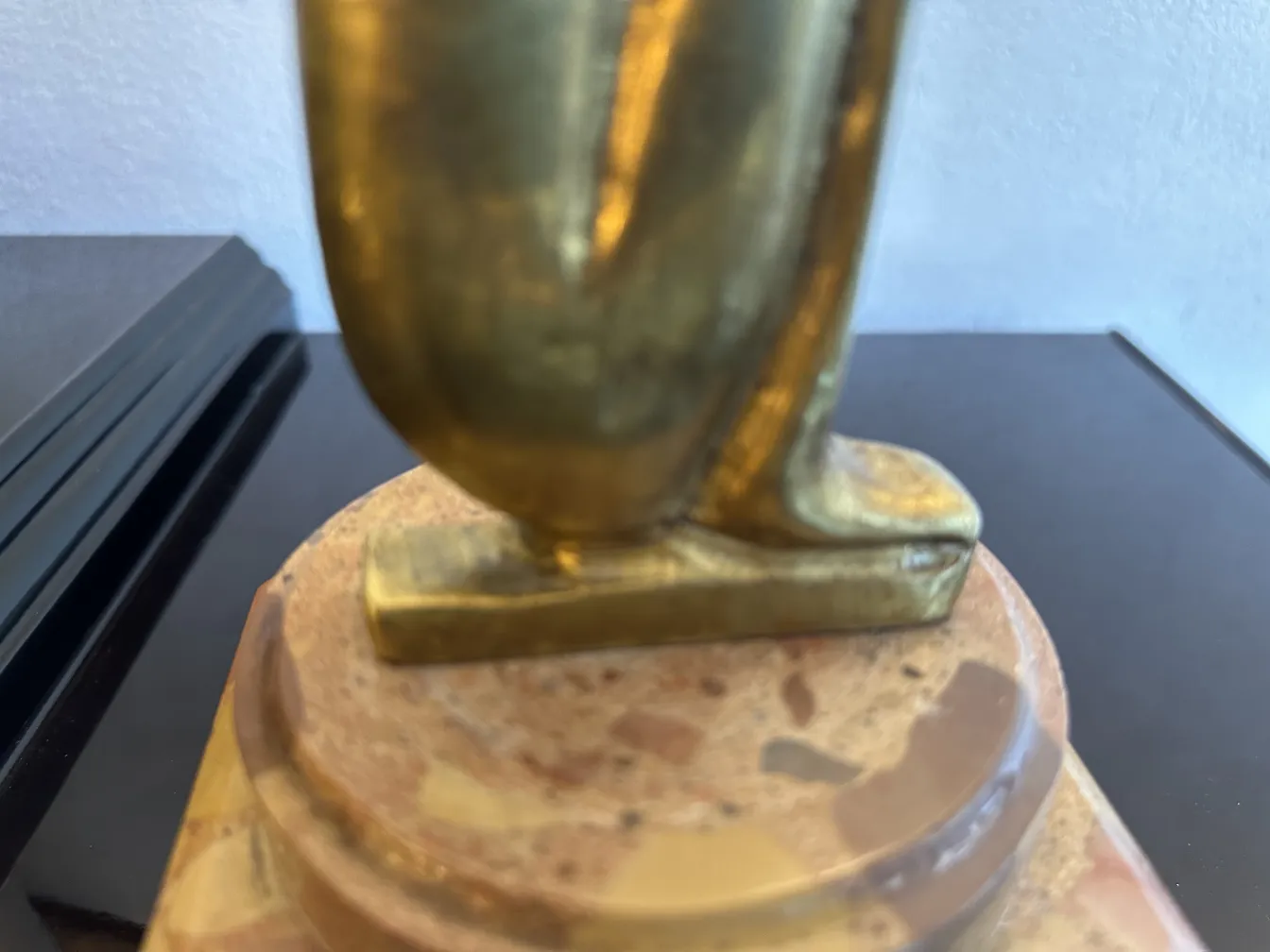 Scultura antica con forma elegante e base decorativa.