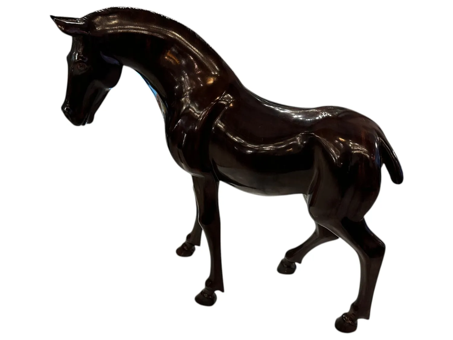 Scultura antica di un cavallo con superficie lucida.