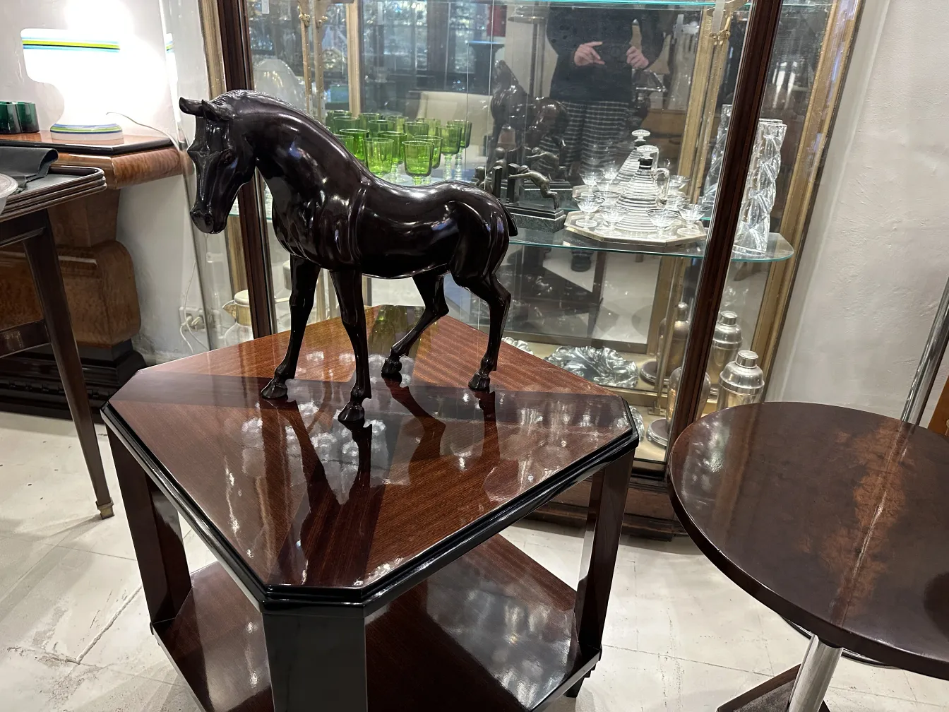 Escultura antiga de um cavalo com acabamento brilhante.