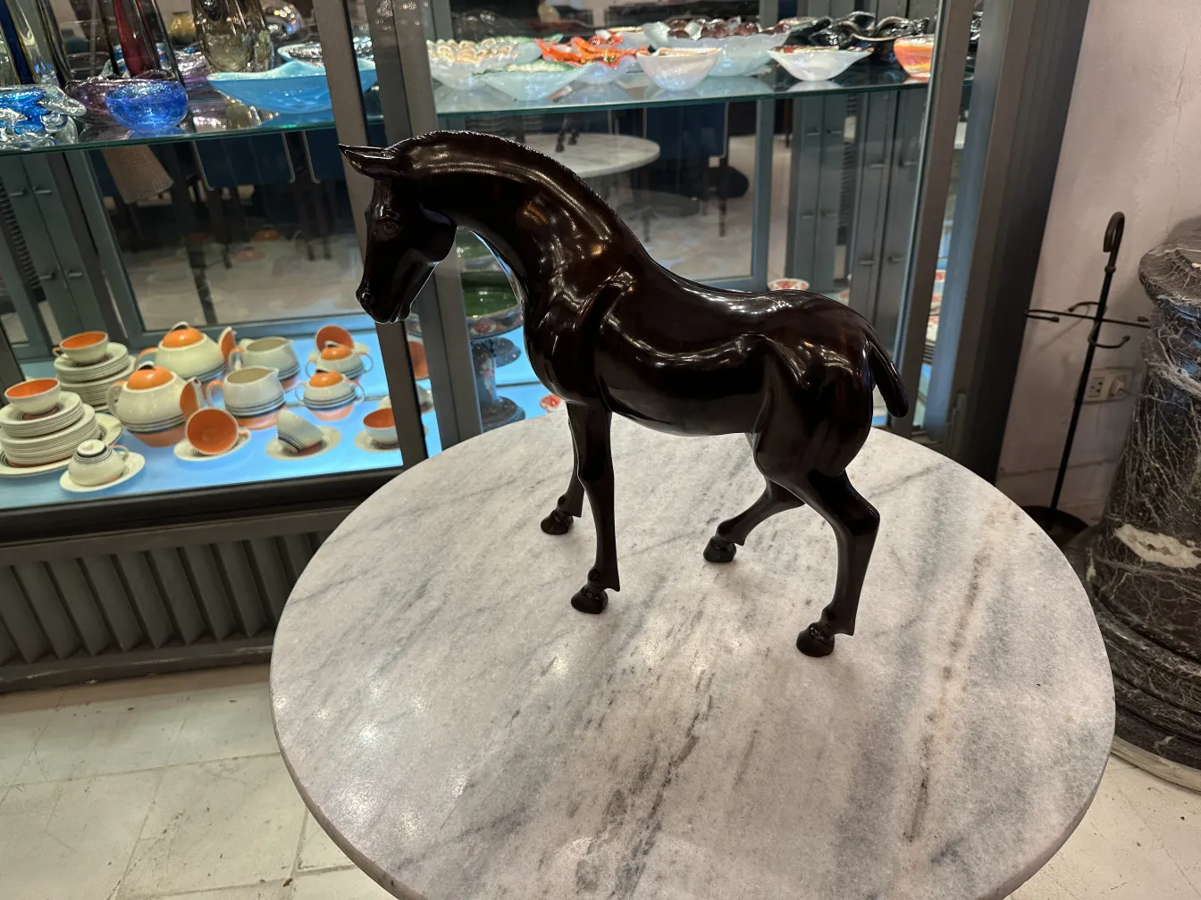 Antike Skulptur eines Pferdes mit glänzender Oberfläche.