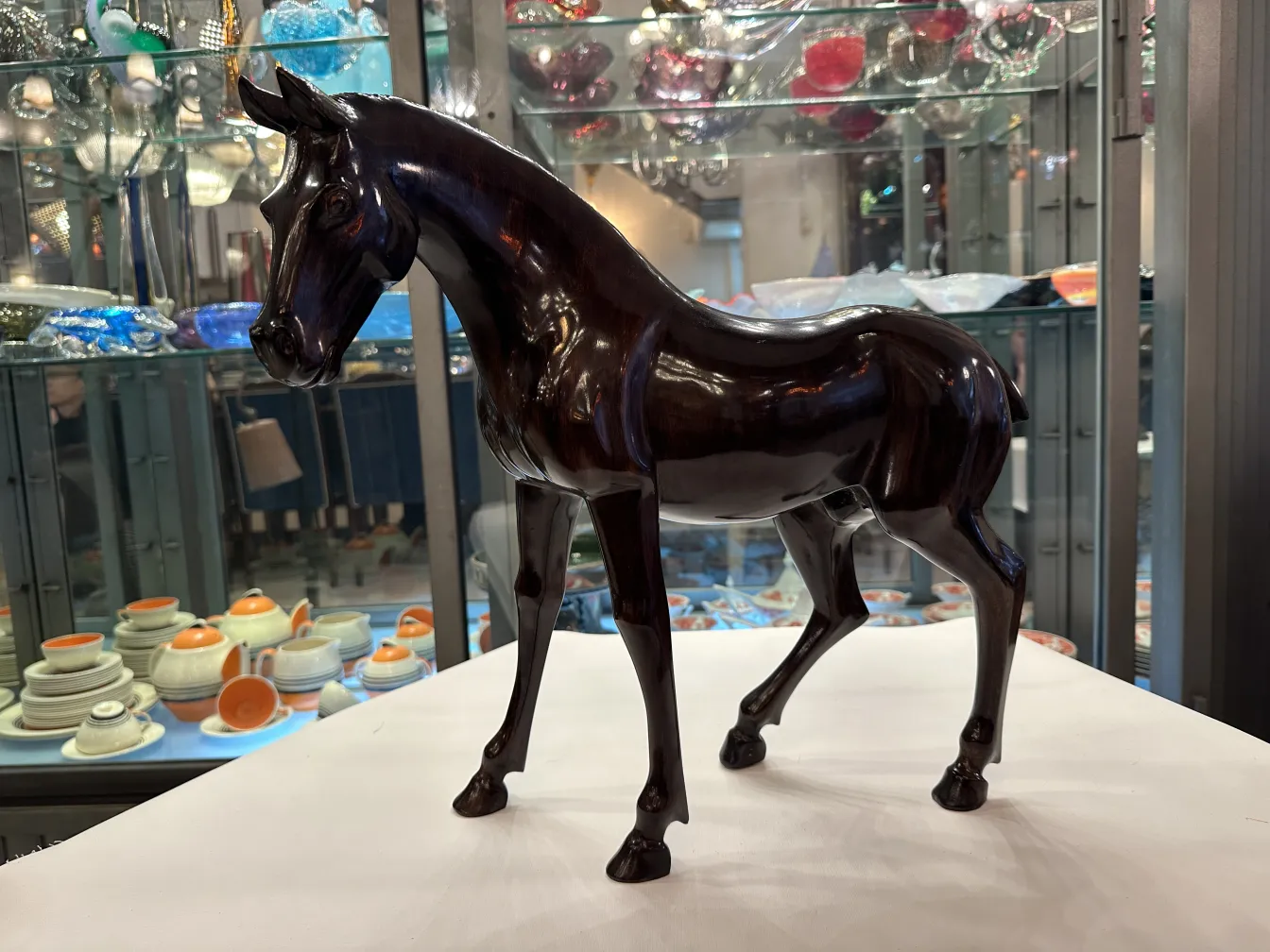 Scultura antica di un cavallo con superficie lucida.