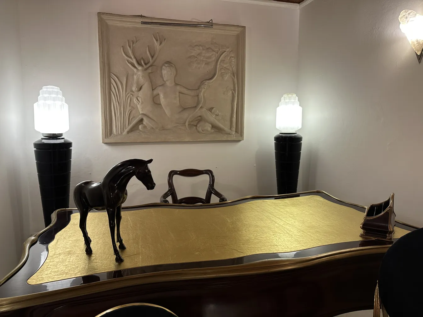 Escultura antiga de um cavalo com acabamento brilhante.