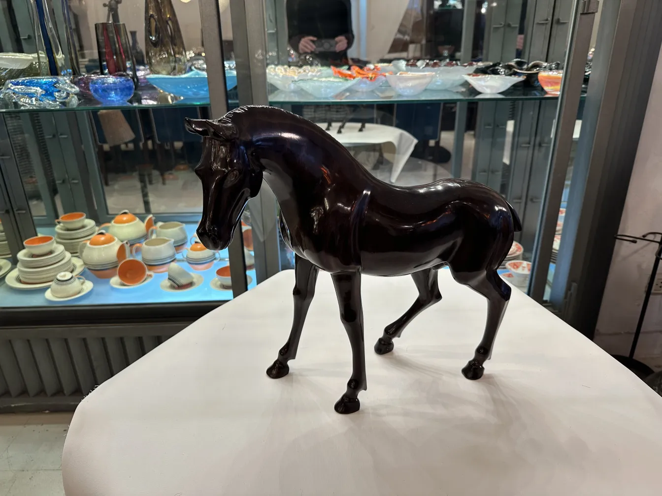 Escultura antigua de un caballo con acabado brillante.