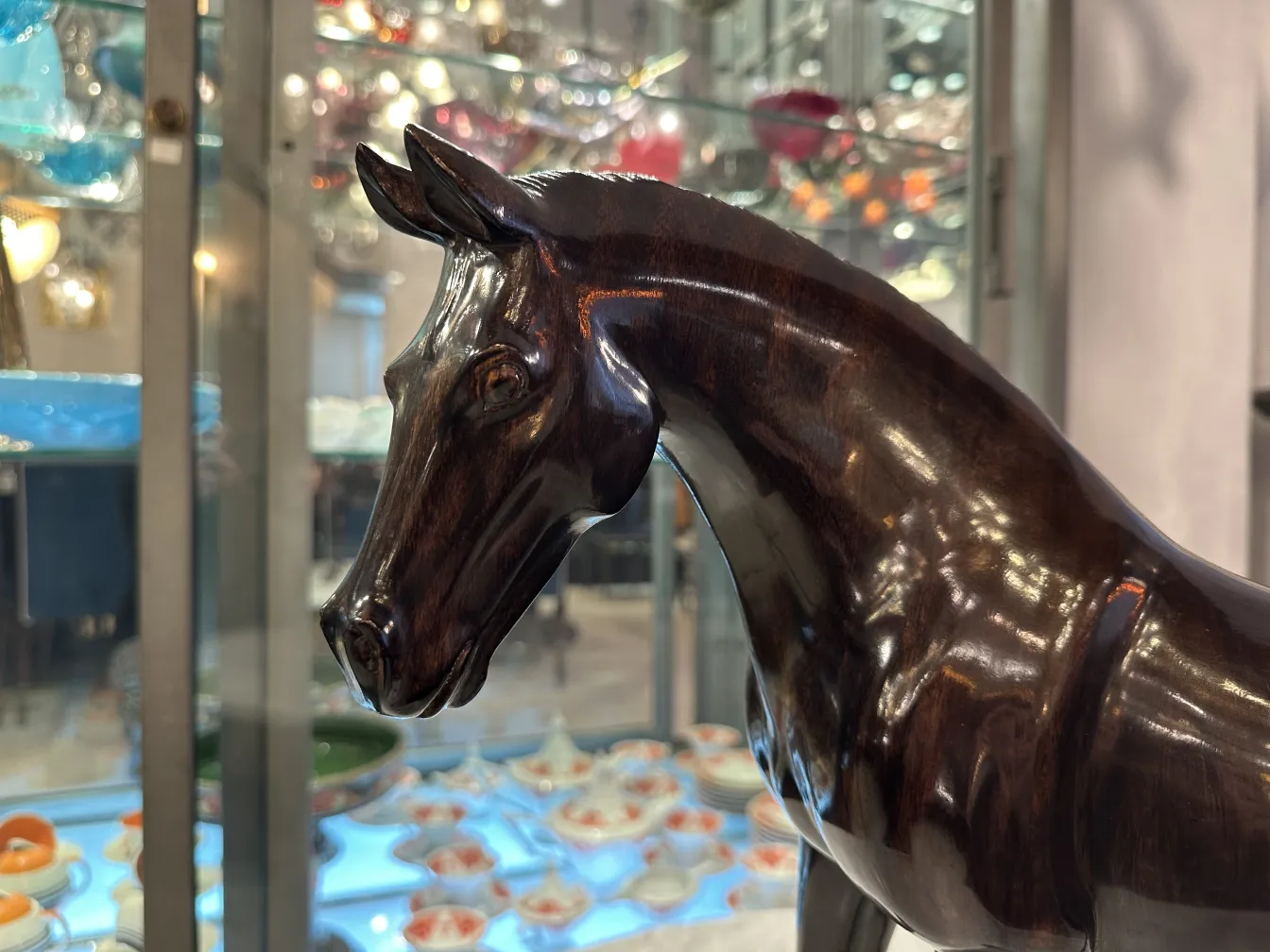 Escultura antiga de um cavalo com acabamento brilhante.