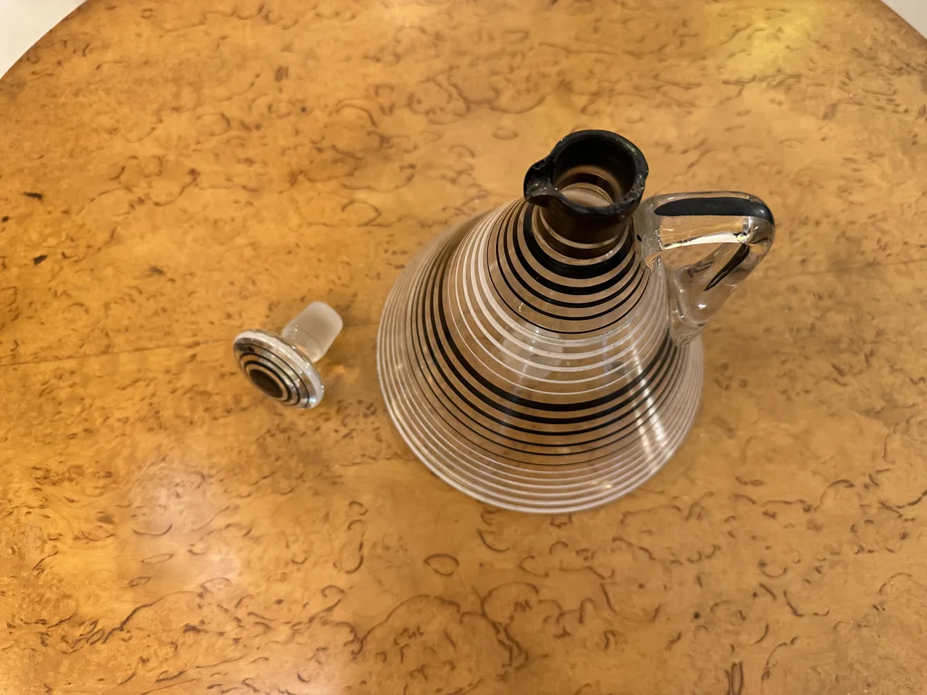 carafe ancienne avec 6 verres rayés sur un plateau