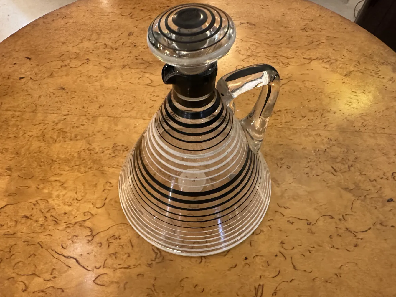 carafe ancienne avec 6 verres rayés sur un plateau