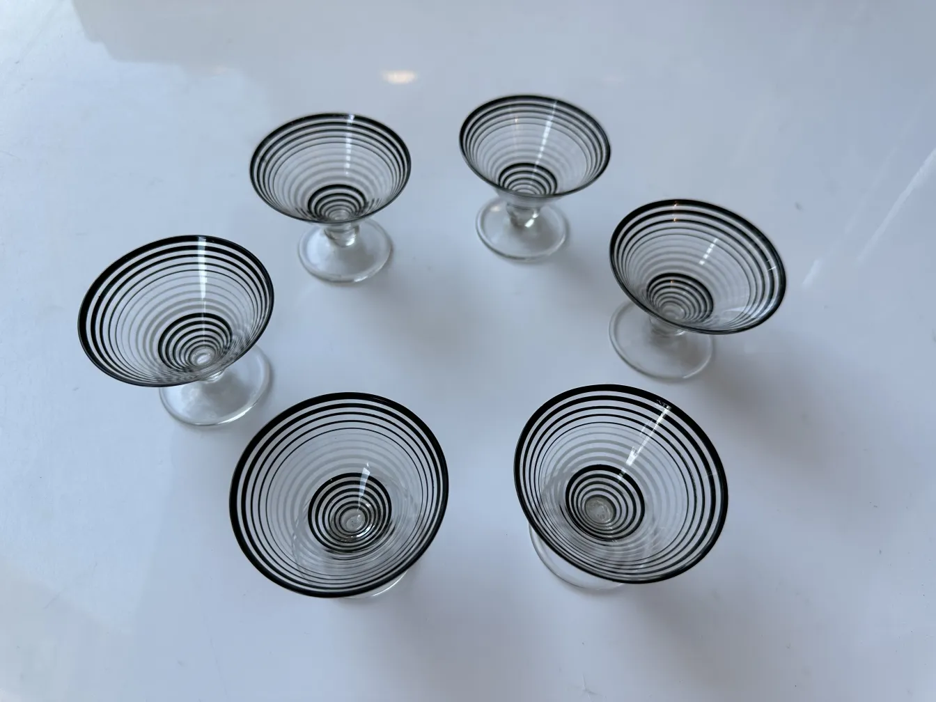 carafe ancienne avec 6 verres rayés sur un plateau