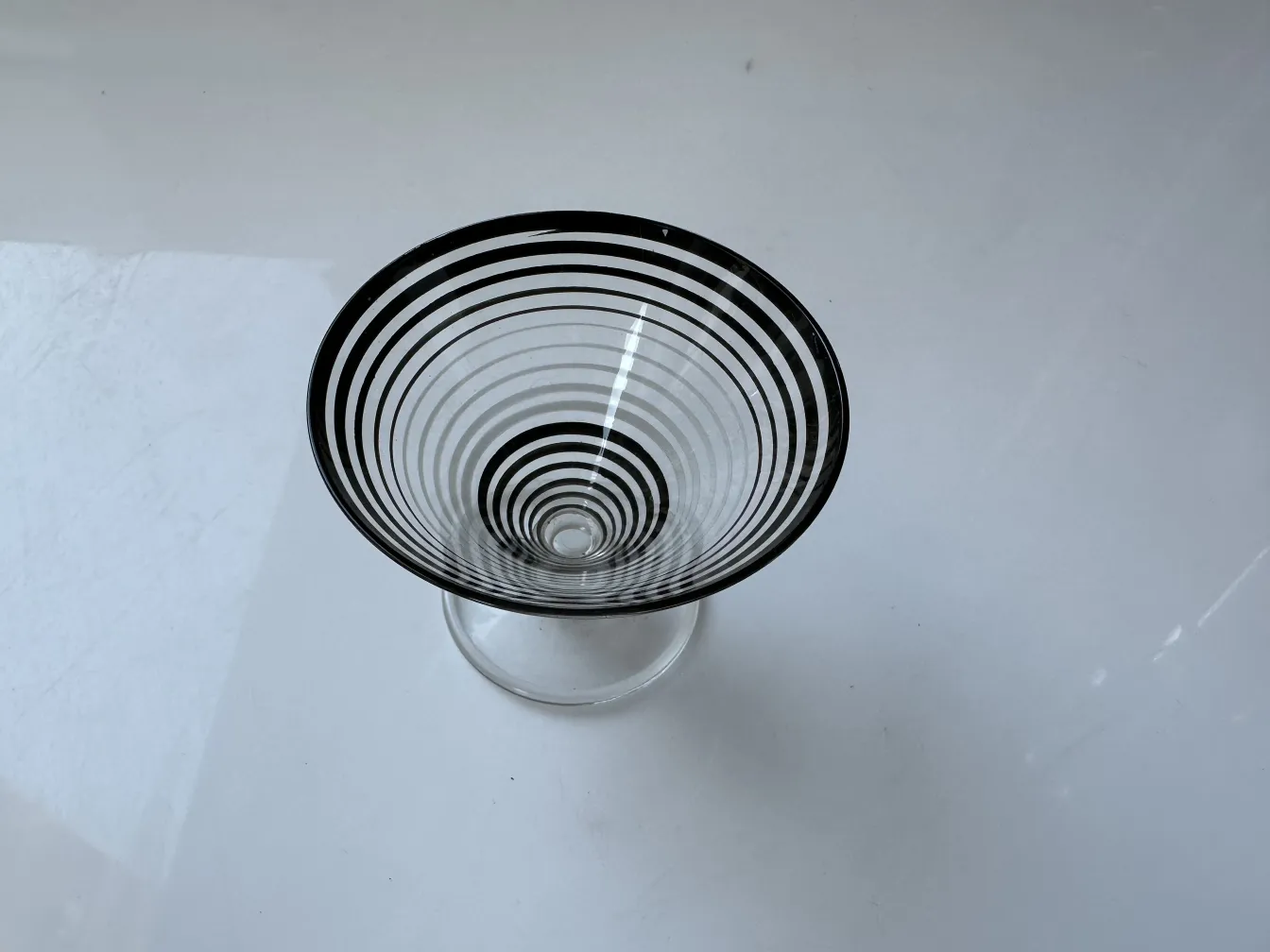 carafe ancienne avec 6 verres rayés sur un plateau