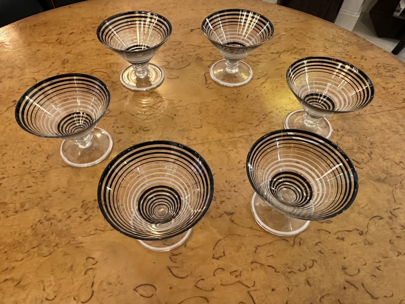 carafe ancienne avec 6 verres rayés sur un plateau